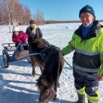 Matti Tiiro ja Mörkö-poni ajeluttivat ulkoilutapahtuman vieraita. Kuva: Elisa Juurikka