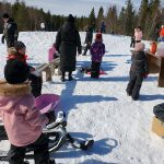 Mäenlaskutapahtuma keräsi hyvin väkeä paikalle Yli-Iin ulkoilutapahtumaan. (Kuva: Yli-Iin kuntalaisyhdistys)