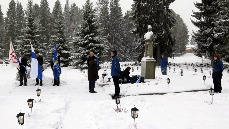 Lionsit ovat vuorovuosin muiden järjestöjen kanssa laskeneet seppeleen kansallisena veteraanipäivänä ja itsenäisyyspäivänä.