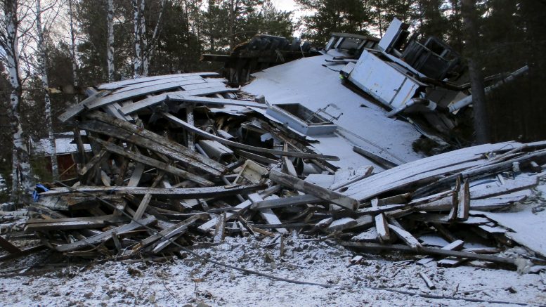 Troolari hajosi viime viikolla kun sitä yritettiin siirtää. Kuvan otti Pentti Utriainen 4. toukokuuta.