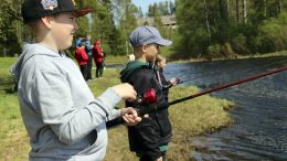 Aseman koulun vitoset viettivät valtakunnallista kalastuspäivää Myllysaaren ja Sämppikosken maisemissa. Matias Karppisen ja Sakari Salorannan mielestä virvelöinti oli kalastuspäivän kohokohta.