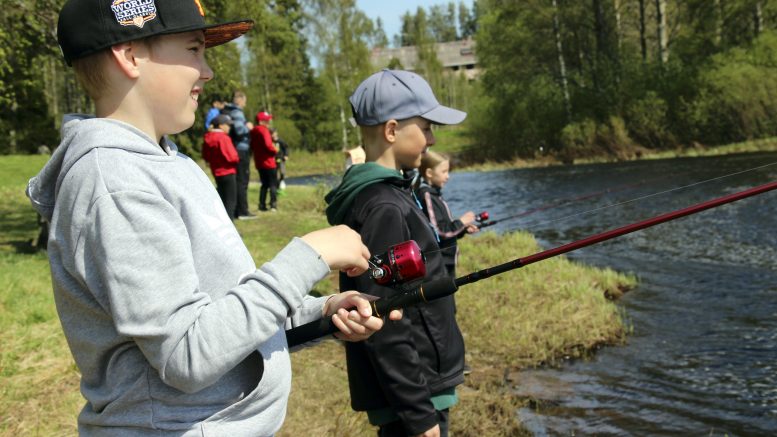 Aseman koulun vitoset viettivät valtakunnallista kalastuspäivää Myllysaaren ja Sämppikosken maisemissa. Matias Karppisen ja Sakari Salorannan mielestä virvelöinti oli kalastuspäivän kohokohta.