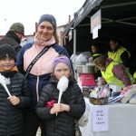 Kalle, Seela ja Sini Nousiainen suuntasivat ensimmäiseksi Haukiputaan Yrittäjien myyntikojulle hattaranostoon.