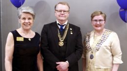 PHF-mitalin Ismo Pirille luovutti Rotarypiirin 1385 kuvernööri Arja Saarento (oikealla). Tilaisuuteen osallistui myös Rotary Internationalin presidentin edustajan ominaisuudessa Prahassa asuva Irena Brichta.