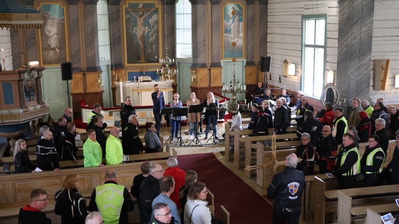 Ylikiiminkiläistaustaisista muusikoista koostuva Yki Gospel loi rennon tunnelman Ylikiimingin perinteiseen motoristikirkkoon. Yhtye on perustettu jo viime vuosituhannen puolella, ja motoristikirkossa se soitti motoristeille tuttuja ja aiheeseen sopivaa musiikkia. (Kuva: Teea Tunturi)