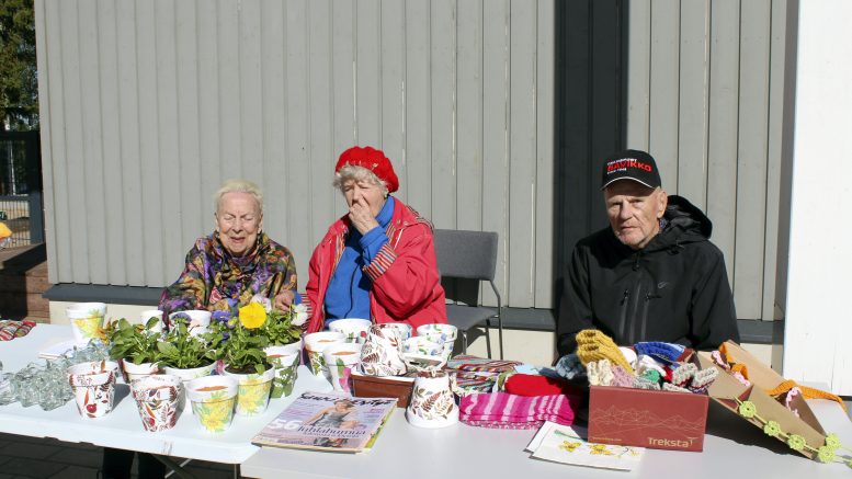 Piispan kamarin väen valmistamia kukkaruukkuja ja lähetysarpoja olivat myymässä Siru Kallio-Hietikko (vas.), Maria-Liisa Hiltunen ja Hannu Hietikko.