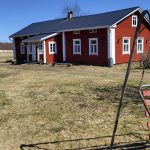 Vanha, 1700­-luvulta peräisin oleva punamullalla maalattu asuinrakennus on pihapiirin aarre. Miia ja Kalevi Ohenojat ovat korjanneet sitä hellällä kädellä ja perinteitä kunnioittaen.