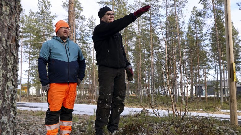 Jäälin frisbeegolfradan väylät on suunnattu siten, että ympäristössä olevat muut alueet eivät ole vaarassa missään tilanteessa. Väylät on lisäksi toisista väylistä sen verran etäällä, ettei ole vaaraa heittää toiselle väylälle. – Radan korit tullaan myös vaimentamaan, jotta korien kilinä ei häiritse lähialueen asukkaita, Henri Koivumaa kertoo radan talkoissa mukana olevalle Sami Kalliolle.