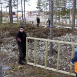 Väylien heittopaikkojen puulavat löysivät tiensä paikoilleen talkooväen voimin.