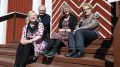 Anne Schönberg, Hannu Tarvas, Erja Haho ja Rauha Jokikokko näkevät suvivirren yhdistävänä. Sen veisaaminen on tuttua koululaisille eri vuosikymmenillä. Kiimingin seurakunnan Wanhan ajan kevätjuhlassa pääsee uppoutumaan vuosien takaisiin keväisiin koulumuistoihin. (Kuva: Teea Tunturi)