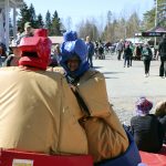 Aatu Lehmikangas ottaa mittaa Ben Ojalasta sumopuvuissa.