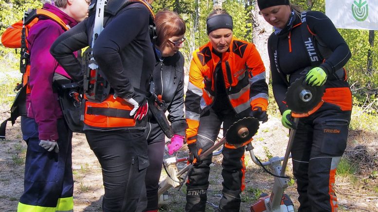 Raivaussahan teriä tutkittiin useampaankin otteeseen sekä opeteltiin teroittamaan niitä oikeaoppisesti. Teriä kurssilaisille näyttämässä Ella Hautaviita (oikealla) ja Emilia Määttä.