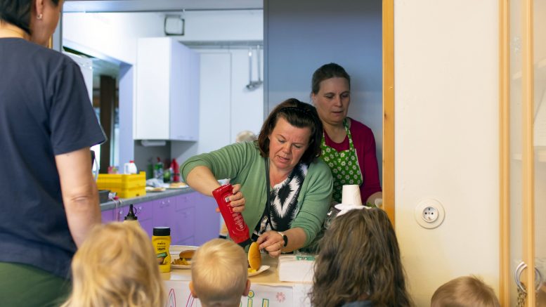 Perhepäivähoitajat Sirpa Virtanen (etualalla) ja Minna Karvonen palvelivat asiakkaita Järkän grillin tiskin takana.