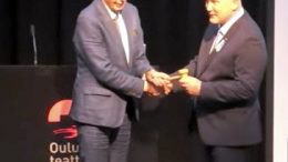 Juha Hänninen (oik.) luovutti valtuuston puheenjohtajan nuijan Jarmo Hussolle. Kuva Oulun kaupungin tallenteesta.