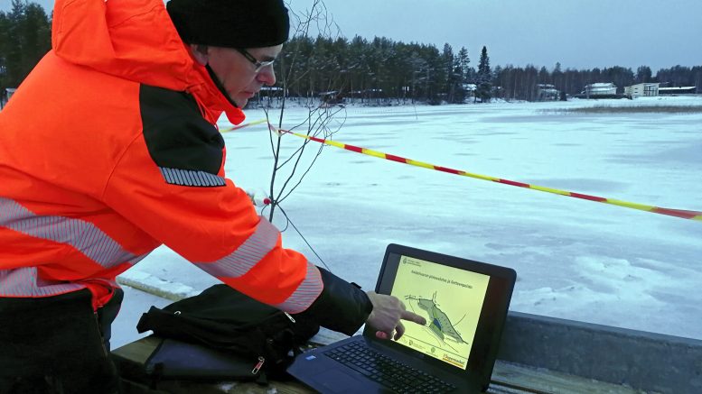 Birge Ylisaukko-oja esittelee yhdistyksen aiemmin toteutettuja vesienhoitoon liittyviä toimenpiteitä. Yhdistys on tehnyt järven hyväksi töitä vuodesta 2011 alkaen.