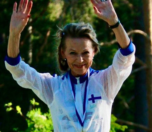 Maija Kumpula tuulettaa Euroopan ennätystä. Tavoitteena on rikkoa maailmanennätys 400 metrin juoksussa. Kuva: Erkki Kumpula