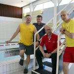 Kari Kemola (vas.), Olli Heinonen, Erkko Korpela ja Pasi Markuksela ovat iloisia, että kävijät ovat ottaneet uimahallin omakseen.