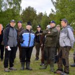 Uistelukisan päätteeksi jännitetään tuloksia ja vaihdetaan kuulumisia. Vesa Siltakoski (toinen oikealta) ja Markku Isola uistelivat Vuotonjärvellä kolmanneksi 20,680 kilon saaliillaan. Ylikiiminki-cupissa Markku Isola, Jouni Isola ja Vesa Siltakoski olivat toisia 35,545 kilon yhteissaaliillaan.