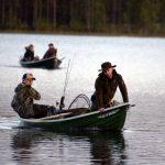 Harri Pulkkanen (edessä) ja Kalle Kanniainen katselevat rantautumispaikkaa neljän tunnin uistelun päätteeksi Vuotonjärvellä. Kaksikko osallistui kaikkiin kolmeen Ylikiiminki-cupin osakilpailuun ja menestyivät siellä nousujohteisesti. Yhteistuloksissa he olivat sijalla kaksikymmentäkaksi 53 venekunnan joukossa.