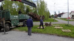 Kevyesti laskeutui Raami kuorma-autoilija Seppo Pensonin kyydistä Pateniemen sahamuseon läheisyydessä olleelle nurmialueelle. Monta mutkaa oli ollut edessä ennekuin oltiin päästy tähän vaiheeseen. Pateniemi-Seuran puheenjohtaja Seppo Barck ja Antero Mikkonen vastaanottamassa. (Kuva: Kari Holma)