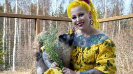 Vilma Kinnunen asuu Haukiputaalla kolmen kissansa kanssa. Kuvassa Vilman kanssa poseeraa Ruikku-Petteri.