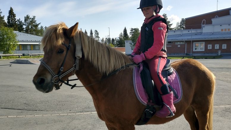 Kakkosluokkalainen Elli ja Hasse Yli-Iin koulun pihalla. (Kuvat: Marika Keränen)