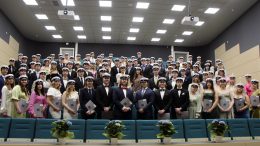 104 uutta ylioppilasta sai valkolakin päähänsä lauantaina Haukiputaan lukiolla.