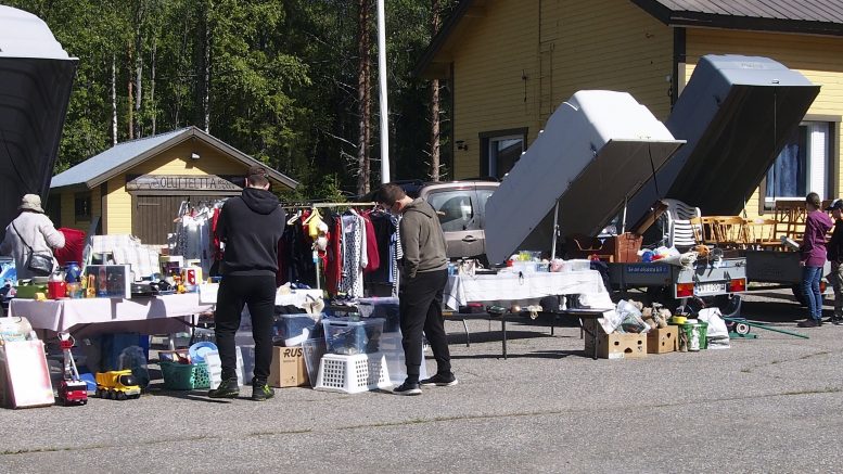 Peräkärrykirppikseltä löytyi tavaraa laidasta laitaan, ja hinnoista neuvoteltiin melkeinpä television Huutokauppakeisari-ohjelman hengessä. Kun sääkin suosi, oli helppo Sampolan piha-alueella viihtyä pidempäänkin kauppaa tehden ja tuttuja tavaten. Kuvat: Ismo Piri