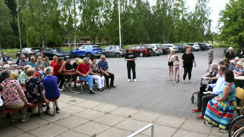 Sepon kesäkiertue ja rössypottu saivat ihmiset liikkeelle Kellossa.