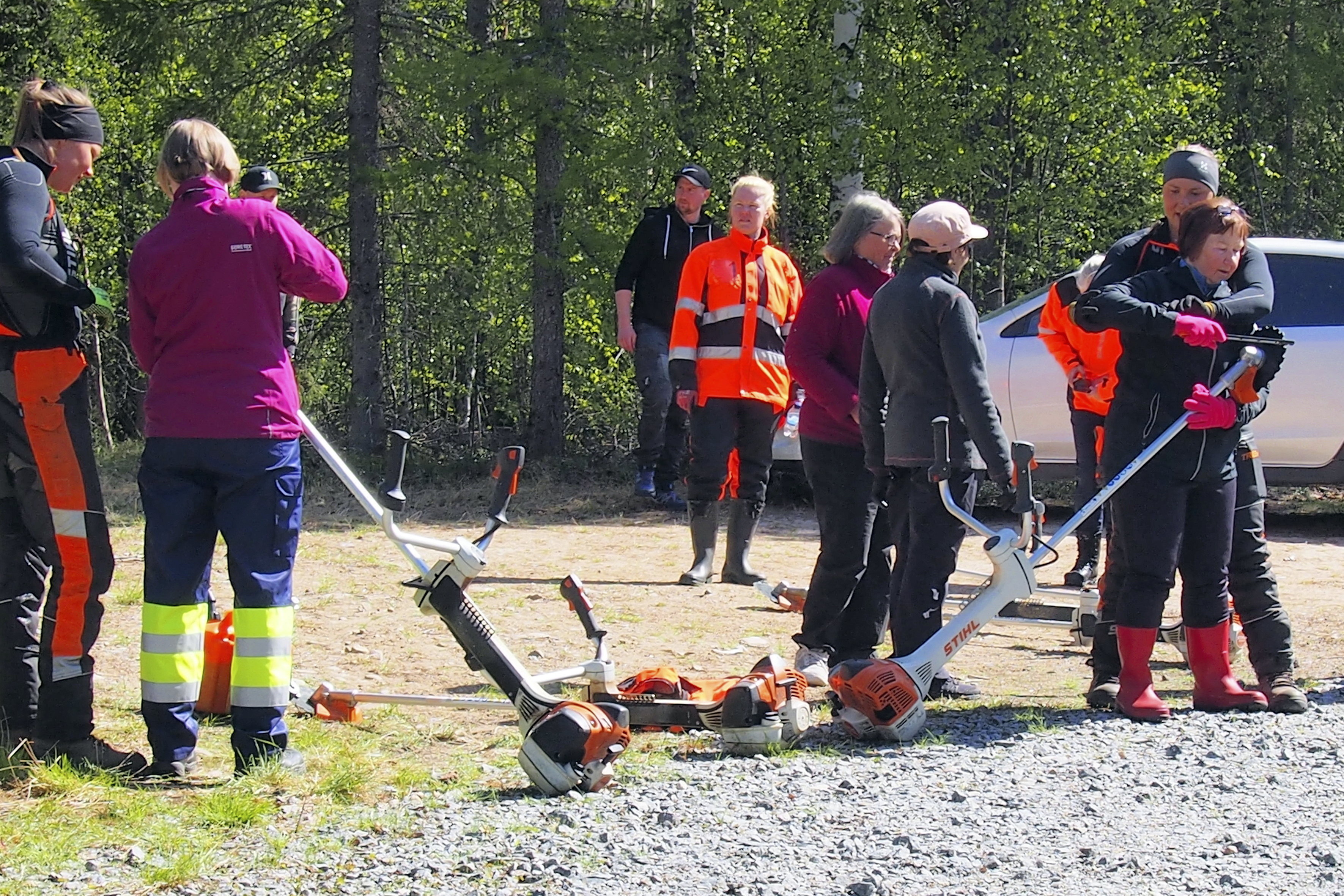 Sahan teroitukseen perehdyttiin huolella, jotta kenenkään innostus ei jatkossakaan hiipuisi ainakaan tylsään sahanterään.