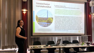KASKI-hankkeen projektipäällikkö Pihla Hasan esitteli Sääskenharjun kiertotalousalueen tavoitteita ja kehityspolkua viime viikolla Micropoliksessa.