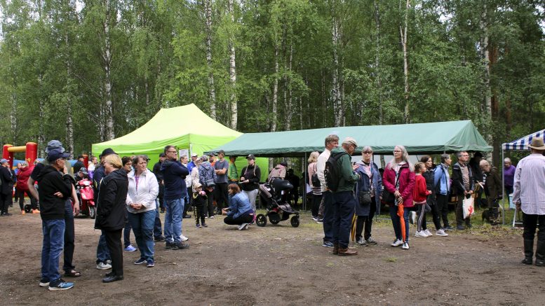 Epävakainen sää ei säikyttänyt ylikiiminkiläisiä. Tervasautio täyttyi jälleen avajaisjuhlaan.