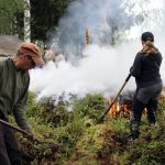 Kun hauta on syttynyt, osa haudasta peitetään kuntalla ja jätetään vain muutamia ilmarakoja. Tässä vaiheessa puut ovat jo hiilloksella. Seuraavat vuorokaudet haudalla pidetään vahtia tauotta.