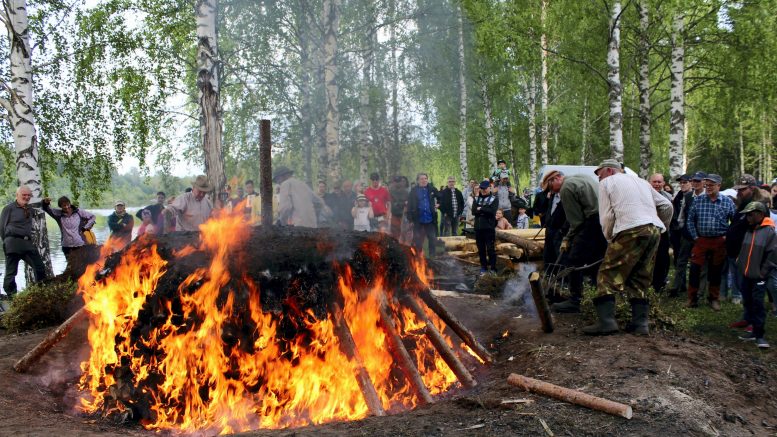 Tervahauta sytytetään Tervastiima-viikon alkajaisiksi tiistaina. Arkistokuva: Sirpa Laurila