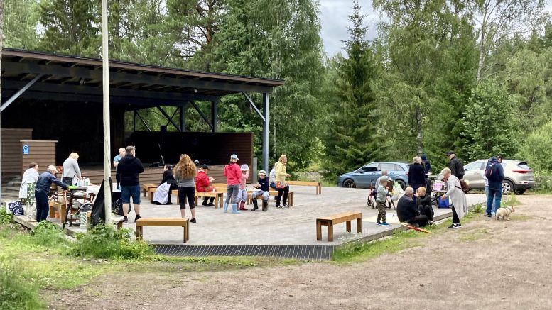 Oulun helluntaiseurakunnan järjestämä Koitelipäivä kokosi perheitä nauttimaan ulkoilmasta. Kuva: Heikki Myllylä