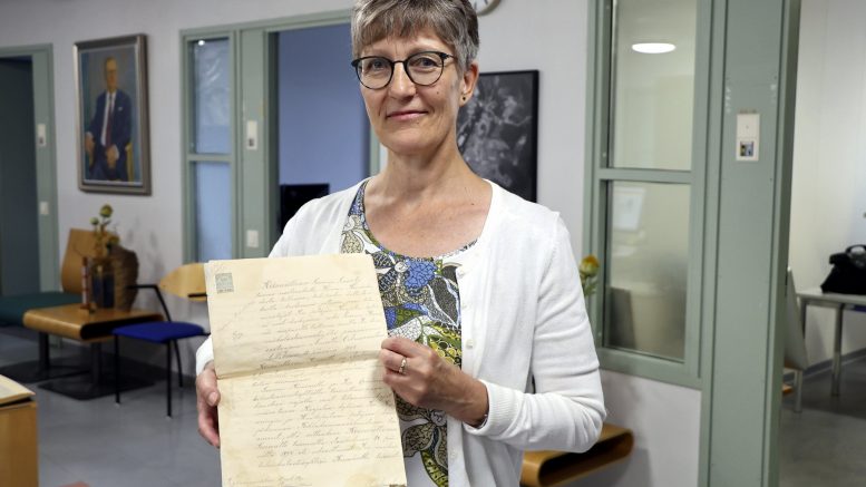 Anne Männikkö löysi vanhan asiakirjan äitinsä jäämistöstä.