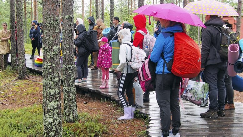 Kun Muinaistulien yön osanottajat lähtivät Kierikkikeskuksesta kohti kivikauden kylää, sateli vettä melkoisesti, mutta sade hellitti sopivasti ennen kylään saapumista. Myöhemmin illalla sadekuuroja vielä ropsahteli, mutta yöpyjät eivät antaneet niiden häiritä toimiaan.