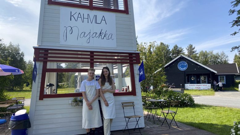 Nuutti Lehtola ja Inka Mäkelä ovat kesäkahvilan uudet yrittäjät.