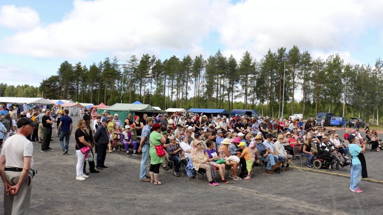 Juha Alvarin esitys Kuivaniemen markkinoilla kiinnosti yleisöä.