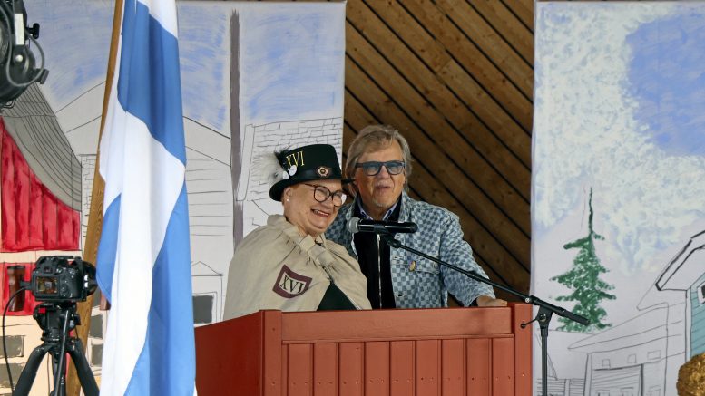 Anita Sievänen julkisti Mikko Alatalon Maaseudun äänitorven kunniamaininnan saajaksi.