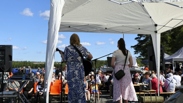 Janina Tihinen ja Henna Kiuttu ovat esiintyneet duona vuodesta 2019 asti. Nyt Janina ja Heidi Duo esiintyi Martinniemen kesäjuhlissa ensimmäistä kertaa.