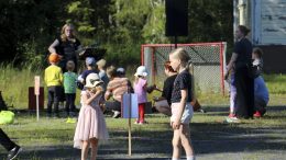Janina Tihinen esiintyi Parkumäen lasten kesätapahtumassa ja otti lapset mukaan soitantaan.