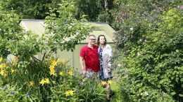 Marko Nivalaiselle ja Johanna Vartiaiselle puutarhan helppohoitosuus on tärkeää ja he muistuttavat, ettei kaiken tarvitse olla täydellistä aina.