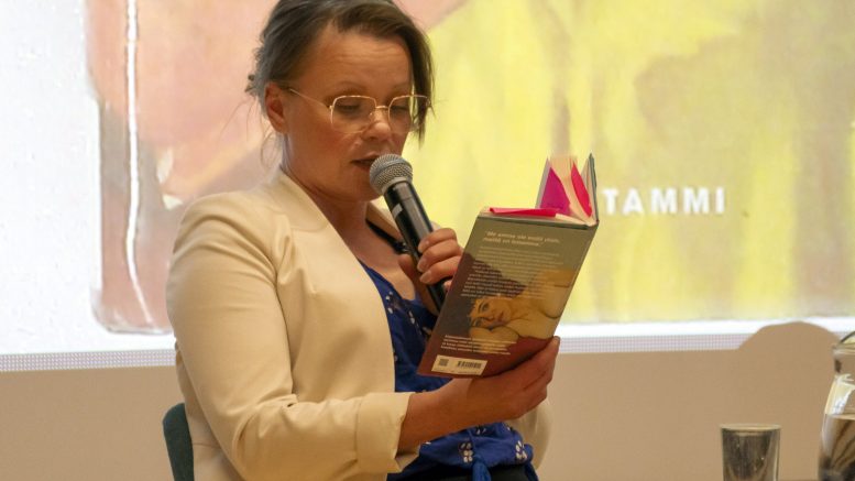 Kirjailija Essi Kummu saapui Kiiminkiin osana Muusajuhlien ohjelmistoa.