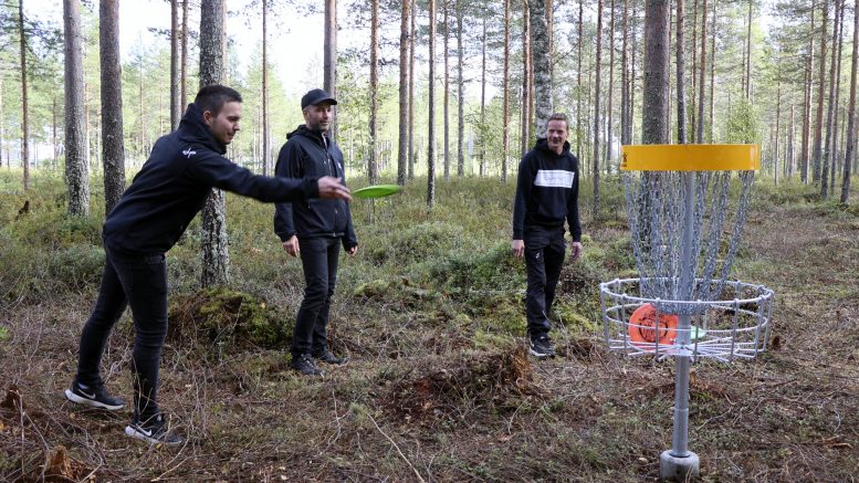 Matias Mikkola, Jouni Mikkola ja Jaakko Lahtinen ovat tyytyväisiä siihen, miten hyvin yhteistyökumppanaita Yli-Iin frisbeegolfradan rakentamiseen löytyi. (Kuva: Teea Tunturi)