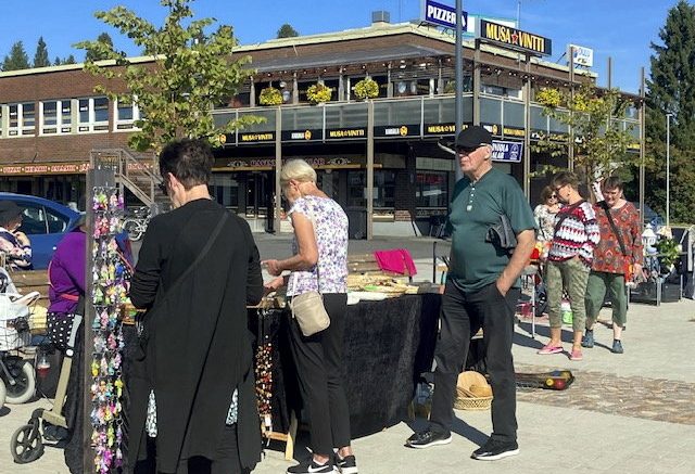 Torilla tapahtui. Valtakunnallinen siivouspäivä innosti kirppismyyjiä ja ostajia saapumaan myös Haukiputaan torille lauantaina. Kuva: Auli