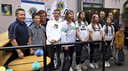 Lions I-piiri avustaa ukrainalaisia avustuspaketeilla ja tukee nuorten jalkapalloharrastusta. Kuvassa ukrainalaisia nuoria ja lionien Jari Hautala ja Eija Tuomaala (takana vas.) urheiluvälinekassien lahjoitustilaisuudessa.