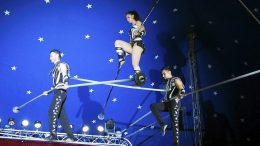 Sirkus Tähden artistit tarjosivat katsojille sekä huimaa akrobatiaa yläilmoissa ja hämmästyttävän taidokasta tasapainoilua että kepeämpää antia ja klovnien nauruhermoja kutkuttavia tempauksia.