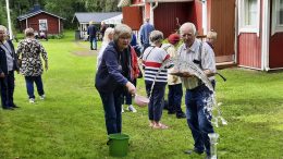 Vedenheitto mittakuppiin vaatii tarkkuutta. Heittämässä Kaarina Ahopelto ja tulosta kirjaamassa Antti Timonen.