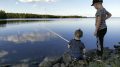 Kesä ei ole kesä, jos ei käy ongella. Isoveli on hyvä onkikaveri. Kuva: Heli Nikula, Ylikiiminki